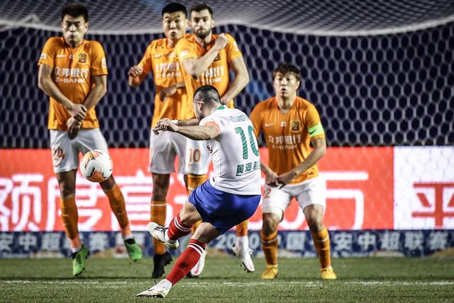 阿齐兹做球助攻何超破门 武汉三镇客场1-0领先河内